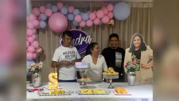 Hijos sorprenden a su mamá en su cumpleaños con temática de “Nunca más”: “Que se hagan la prueba de ADN”