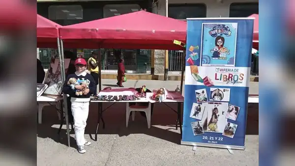 Brihanna, la escritora más joven de la feria de libros de Pasco: tiene 11 años y presentó su primera obra