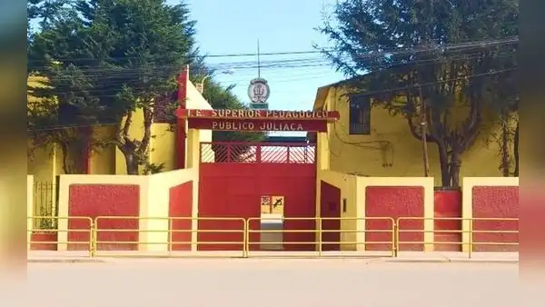 Postulantes del Instituto Pedagógico de Juliaca exigen los resultados del examen de admisión