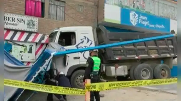 Huaycán: volquete atropella a madre de familia tras despistarse