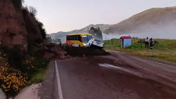 Dos vehículos quedaron atrapados tras derrumbe de tierra en la vía Cusco-Arequipa a la altura de Tinta