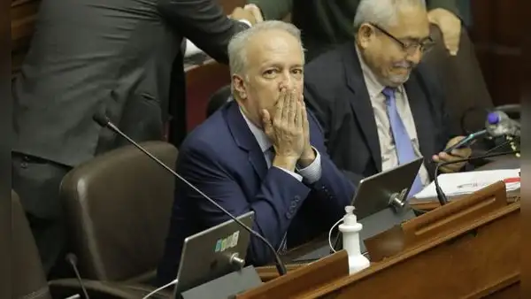 'Nano' Guerra presenta PL para que presidente y congresistas juren "defender" la Constitución