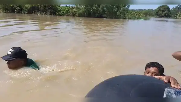 Agricultores tienen que nadar para ingresar a sus terrenos inundados tras desborde de río en Piura