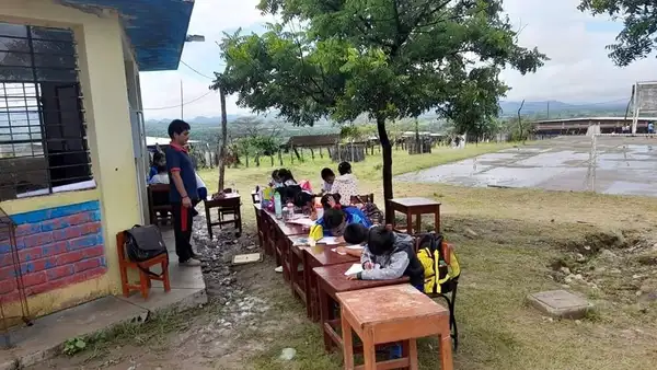 Alumnos estudian en la calle debido a colapso de colegio en Piura