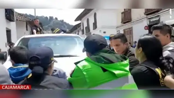Ronderos se enfrentan a policías para aplicar justicia popular contra ladrones de moto en Cajamarca