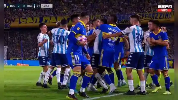 ¡Se salvó de la roja! Advíncula agarró del cuello a Nardoni durante pelea en el Boca vs. Racing