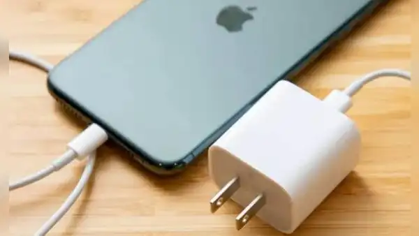 ¿Cómo se debe cargar por primera vez un iPhone?