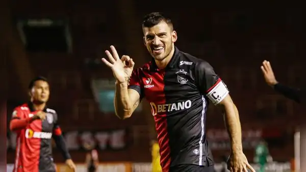 Bernardo Cuesta llegó a los 160 goles con el FBC Melgar