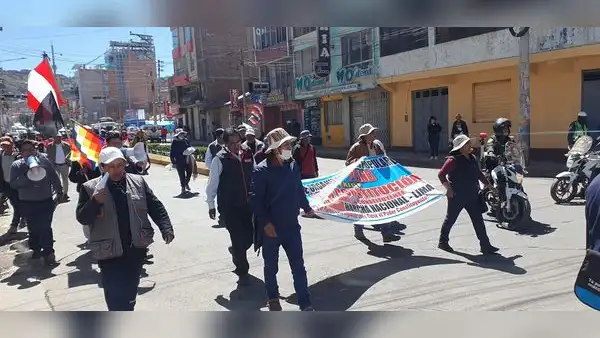 Gremios marchan contra el Congreso y el Gobierno de Dina Boluarte en el Día del Trabajo en Puno
