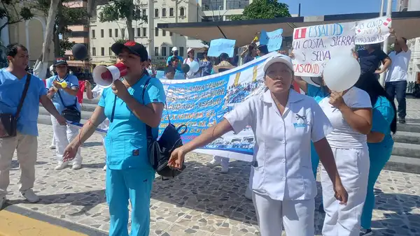 Trabajadores de salud protestan por ley y la falta de empleo en Lambayeque