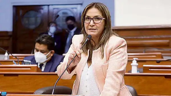 Congresista acusada de recortar sueldos envió saludo por el Día del Trabajo