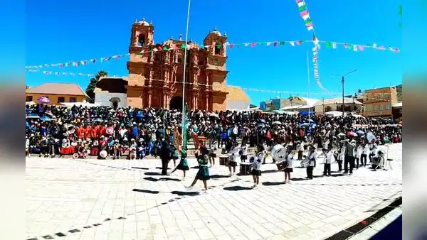 Niños interpretan "Esta democracia ya no es democracia" en concurso de bandas en Puno
