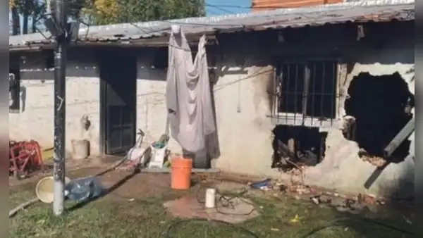 “Estaban abrazaditos”: encuentran sin vida a 2 hermanos tras incendiarse su casa en Argentina