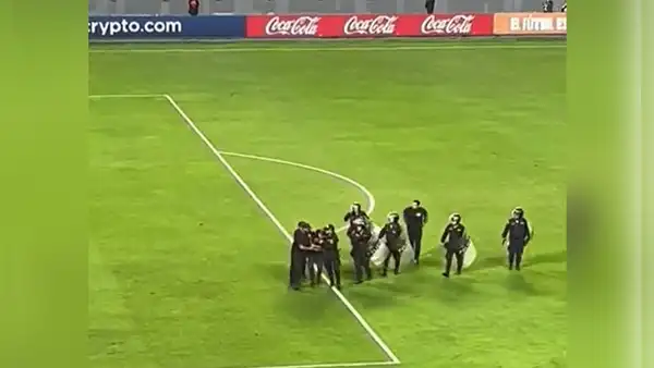 ¡Agárrenlo que se escapa!: hincha de Sporting Cristal burla la seguridad e invade la cancha