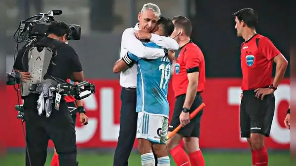 Tiago Nunes explicó abrazo con Yoshimar Yotún tras triunfo de Sporting Cristal en la Libertadores