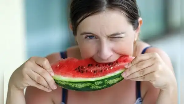 ¿Por qué no debes tirar las pepitas de la sandía y cuáles son sus beneficios para la salud?