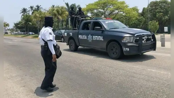 Cadáver de hombre acusado por violación es colgado a un arco en carretera de México