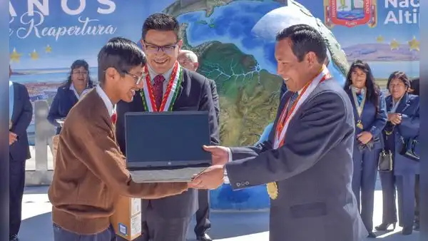 Autoridades de Puno premian con laptops a jóvenes que lograron ingreso a universidad: “Excelente gesto”