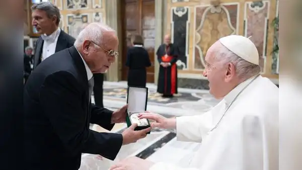 Papa Francisco recibe imagen de la Virgen María de las manos del rector de la UCSM