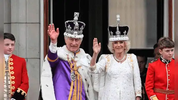 Carlos III y Camila fueron coronados y saludaron a multitud desde balcón de Palacio de Buckingham