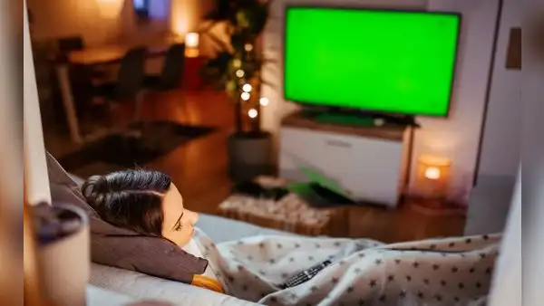 ¿Dejar el televisor enchufado consume energía?