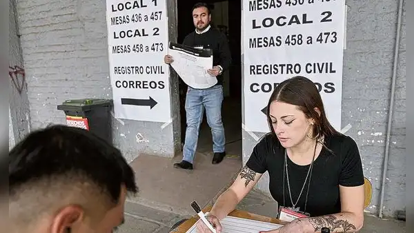Chile vota entre la apatía y con la esperanza en nuevos líderes