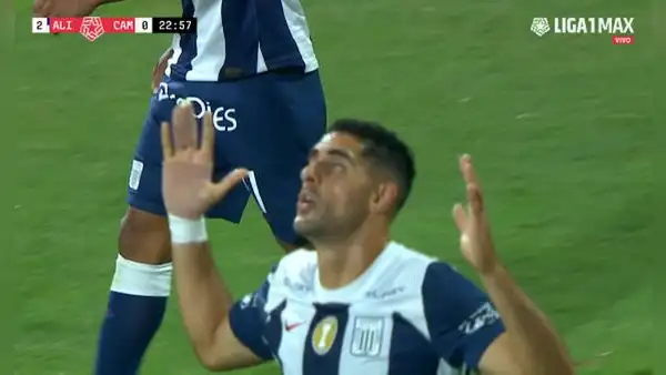 Pablo Sabbag anota el 2-0 de Alianza Lima con un cabezazo tras mala salida de Manuel Heredia