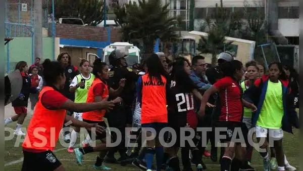 Jugadoras de Melgar y Municipal protagonizan pelea tras terminar su partido en Arequipa