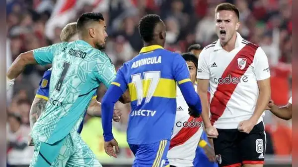 Luis Advíncula correteó a Palavecino por gritarle el gol en la cara, pero terminó en el piso