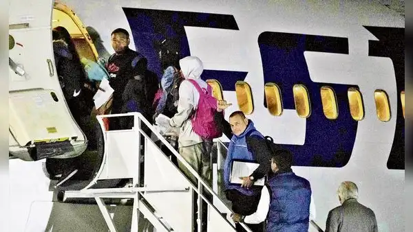 Primer vuelo humanitario partió desde Arica con 115 migrantes