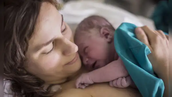 Niño con 3 padres biológicos nace en Reino Unido: ¿cómo ha sido posible?
