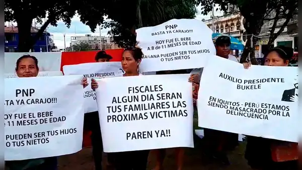Ciudadanos marchan tras asesinato de bebé con pancartas de Bukele en Iquitos