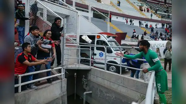 Cáceda, portero del FBC Melgar, regala sus guantes a niño: “Quiero ser un gran arquero como tú”