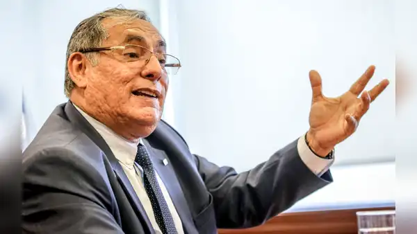 Asesores del ministro Óscar Vera fueron denunciados por agresión a sus exparejas y tocamientos indebidos