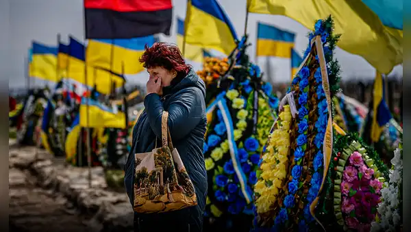 Miles de ucranianas recuerdan en el Día de la Madre a sus hijos muertos en la guerra