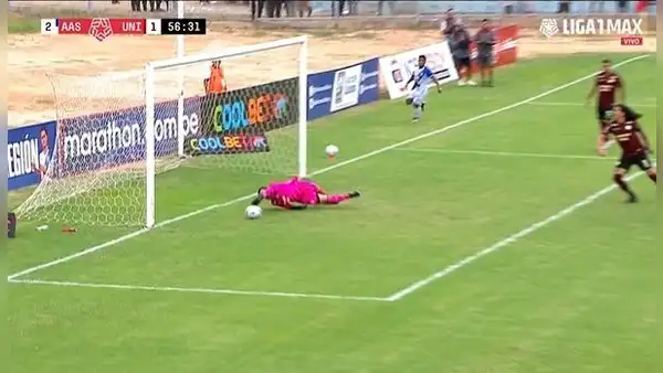 ¡Terrible blooper de Carvallo! El arquero dejó pasar el balón de manera insólita y la 'U' pierde 2-1
