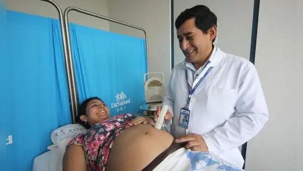 Si he dado a luz, ¿cuál es el máximo de días de atención que cubre EsSalud para mí y mi bebé?