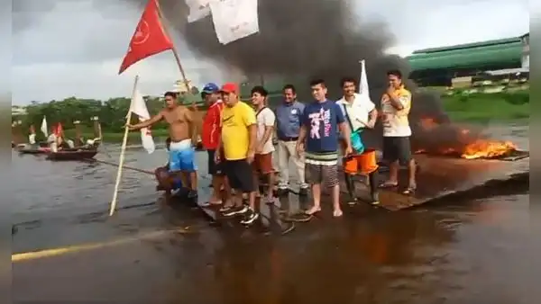 Trabajadores bloquean río, en vez de carreteras, a modo de protesta por obra paralizada en Loreto