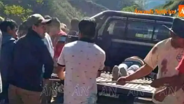 Áncash: 11 fallecidos y 10 heridos tras despiste y caída de miniván a abismo