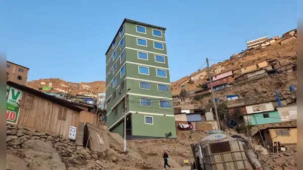 La insólita casa de 7 pisos en un asentamiento humano de SJL: "Se excedieron"