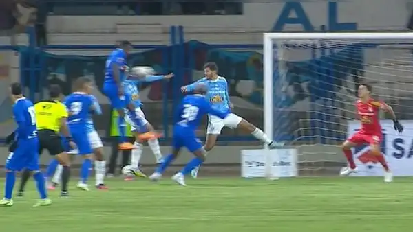 ¿Era penal para Binacional? Díaz tocó el balón con el brazo en área de Sporting Cristal