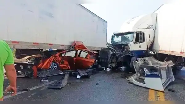 Auto queda aplastado, pero conductor se salva de milagro en una carretera de México
