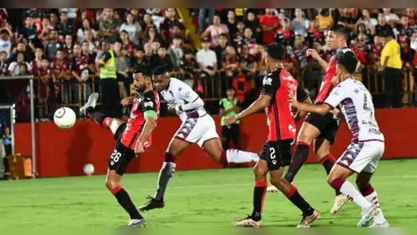 ¡Gran ventaja! Alajuelense venció 3-0 a Saprissa por la final de ida de la Liga Promérica