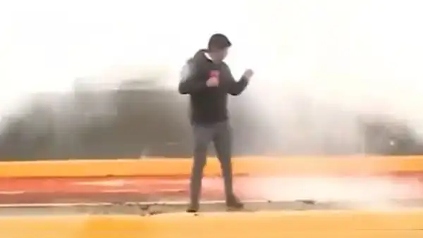 Reportero fue sorprendido en vivo por fuerte ola mientras informaba desde la Costa Verde