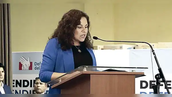 Eliana Revollar a Josué Gutiérrez: Recibe usted una institución independiente