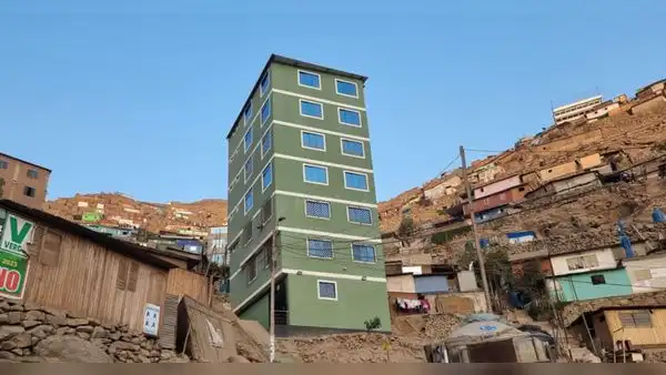 La insólita casa de 7 pisos en un asentamiento humano de SJL: "Se excedieron"