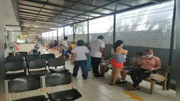 Pacientes con dengue son atendidos en pasillos y médicos improvisan portasueros, en Piura
