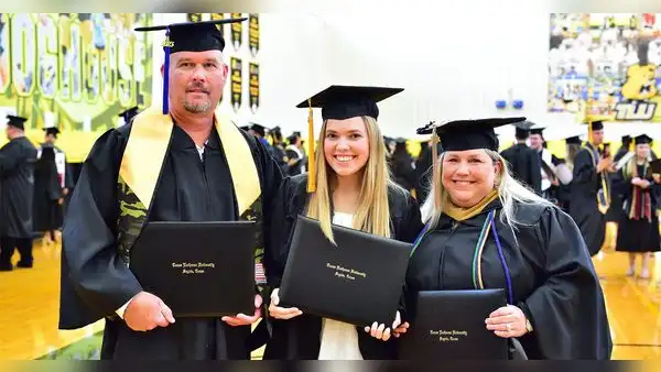 Padres retoman sus estudios universitarios y consiguen graduarse junto con su hija en EE. UU.