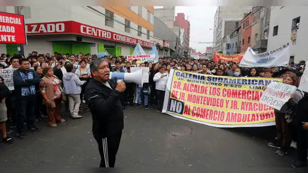 Cercado de Lima: comerciantes formales marchan en contra de ambulantes