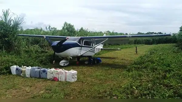 PNP retiene a balazos una avioneta boliviana con 300 kilos de droga en Madre de Dios